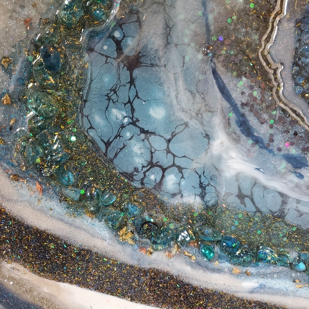 Geode table/wall art/resin & crystals - Picture 6 of 8